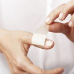 Cortes, raspones y hemorragias: qué hacer (y qué no) ante una herida para evitar complicaciones