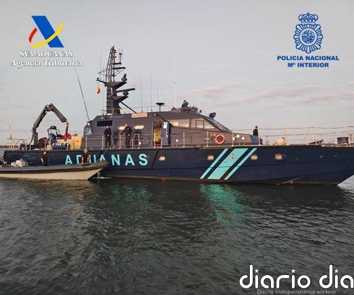 Dañada una nave de Vigilancia Aduanera en Almería tras un golpe sin heridos en una persecución a una narcolancha