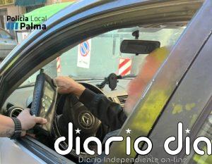 Denunciado por aparcar en doble fila para ir a un bar y, al salir, dar positivo en una prueba de alcoholemia
