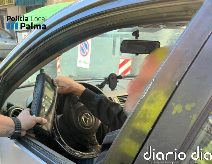 Denunciado por aparcar en doble fila para ir a un bar y, al salir, dar positivo en una prueba de alcoholemia
