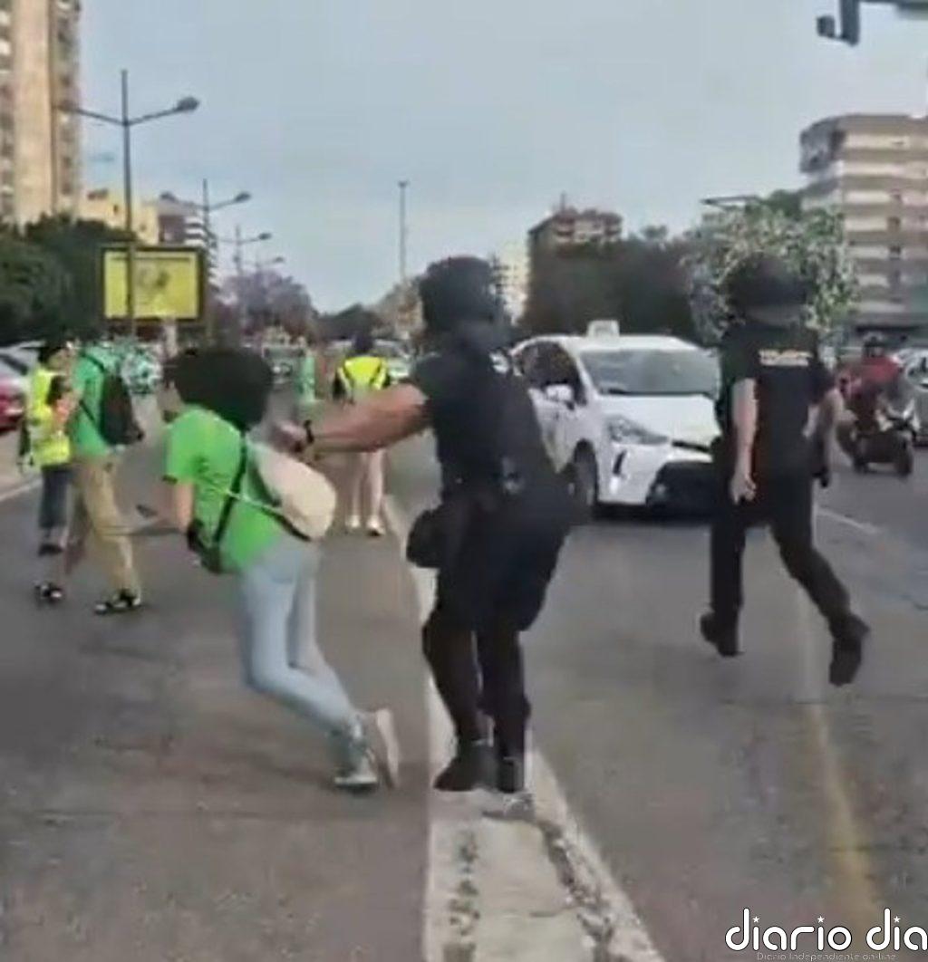 Denuncian la "brutal agresión" de un policía a una manifestante por la educación pública en València