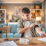 ¿Desde qué edad hay que vigilar la tensión arterial? Los expertos lo aclaran que no es solo cosa de adultos