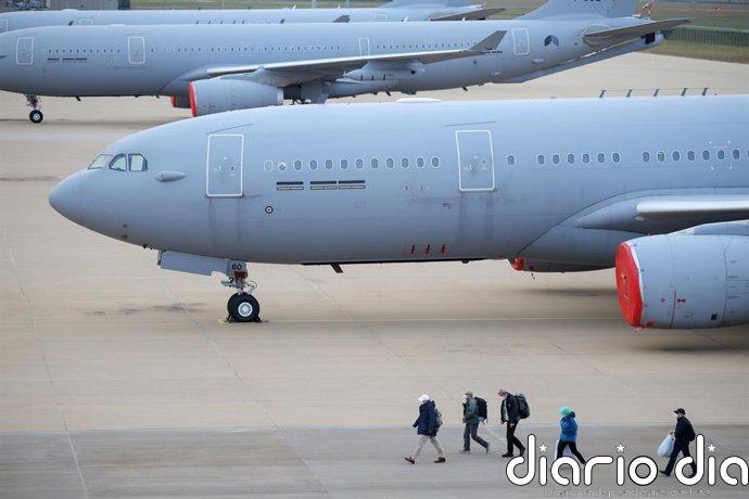 Despegan de Tenerife los aviones con los últimos 28 del crucero afectado por hantavirus, mientras desinfectan el puerto