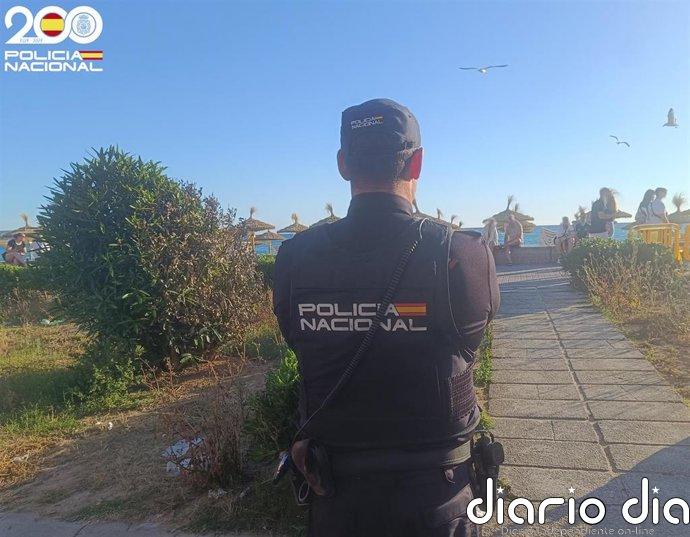 Detenido por herir a una turista con una botella de cristal rota para robarle en la Playa de Palma