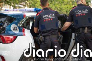 Detienen a 3 policías canadienses por una agresión sexual a una prostituta en un taxi en Barcelona