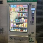 Detienen a un sintecho por romper una máquina expendedora de una farmacia porque quería entrar en prisión