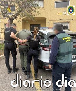 Detienen a un varón implicado en 37 delitos contra el patrimonio en una misma barriada de Vícar (Almería) Imagen de un agente de la Guardia Civil en Vícar (Almería).