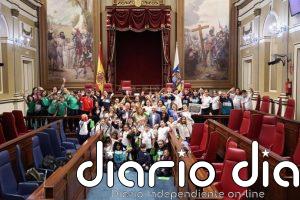 'Diputados por un día' proponen en el Parlamento canario reducir el consumo de pantallas
