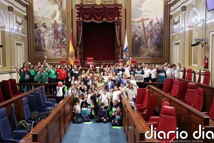 'Diputados por un día' proponen en el Parlamento canario reducir el consumo de pantallas