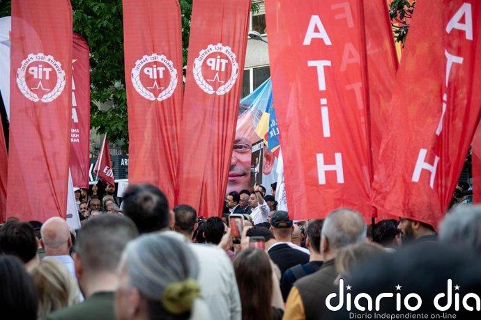 Dirigentes rivales del principal partido opositor turco se movilizan tras las medidas de las autoridades