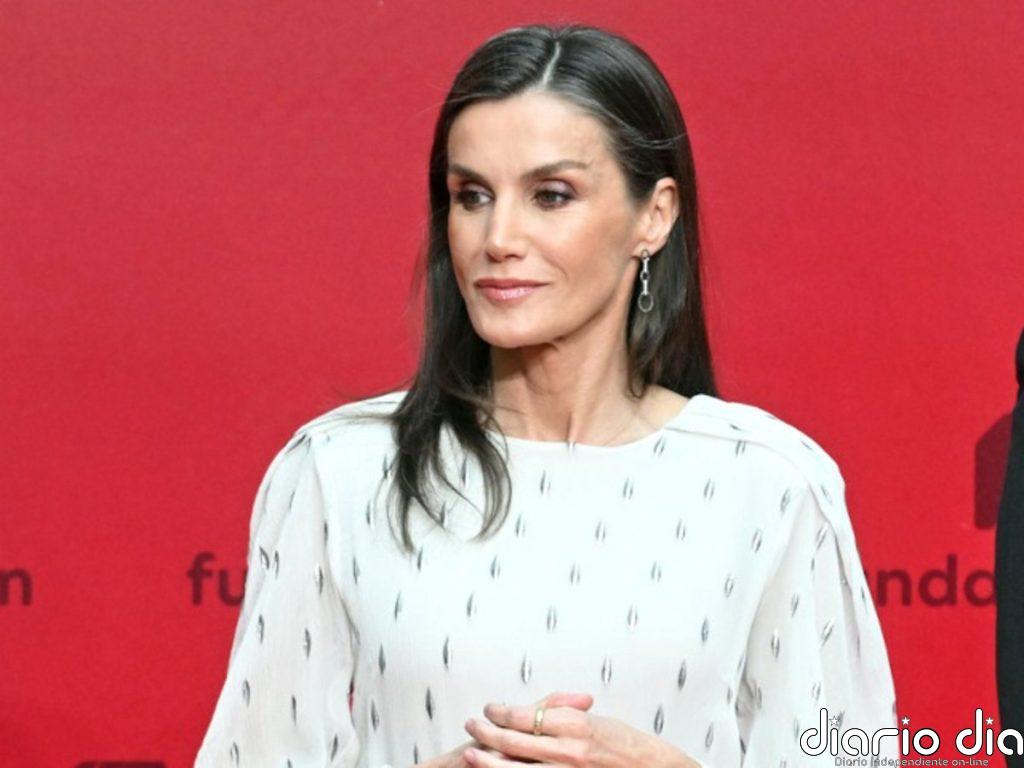 Doña Letizia, impecable de blanco y negro para los Premios SM de Literatura Infantil y Juvenil