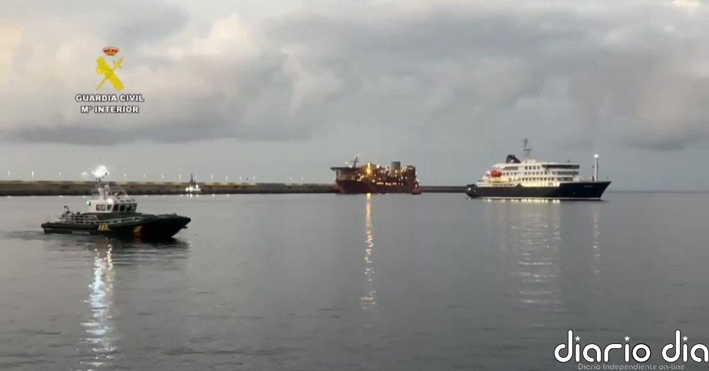 Dos patrulleras del Servicio Marítimo de la Guardia Civil escoltan al MV Hondius