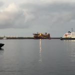 Dos patrulleras del Servicio Marítimo de la Guardia Civil escoltan al MV Hondius