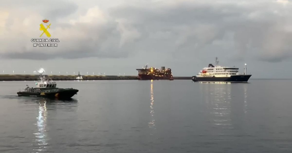 dos-patrulleras-del-servicio-maritimo-de-la-guardia-civil-escoltan-al-mv-hondius.jpg