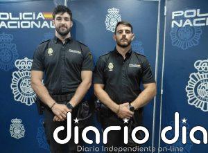 Dos policías nacionales en prácticas salvan la vida a un turista que quedó inconsciente tras saltar al mar