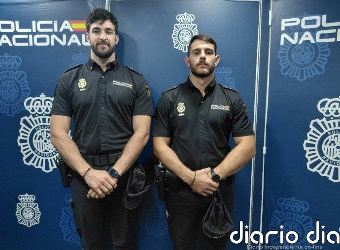 Dos policías nacionales en prácticas salvan la vida a un turista que quedó inconsciente tras saltar al mar