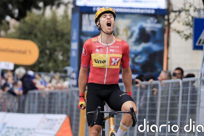 Dversnes gana desde la fuga en Milán y Vingegaard conserva el rosa