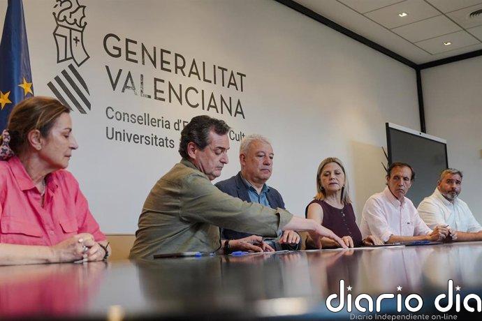 Educación logra un "microacuerdo" en materia salarial que rompe la unidad sindical al firmarlo solo con CSIF y ANPE