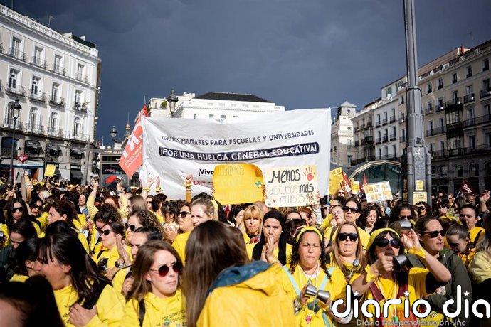 Educadoras infantiles se concentran por toda España ante la "precariedad" en 0-3 años: "Es educación, no conciliación"