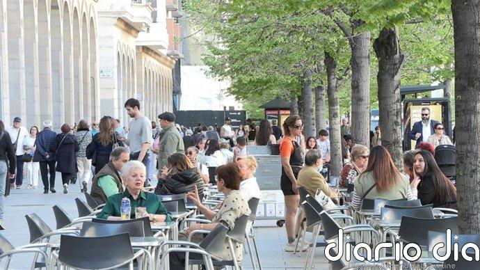 El 66% de los españoles sale a bares y restaurantes igual o más que hace un año, impulsado por los jóvenes