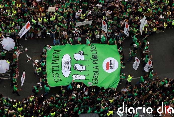 El 80% de los docentes decide mantener la huelga indefinida pero la mayoría apuesta por rebajar la movilización