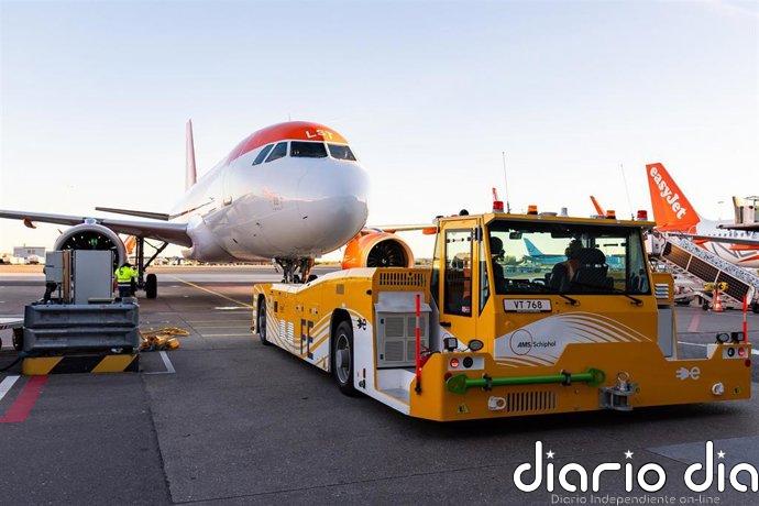 El aeropuerto de Ámsterdam despliega el primer rodaje eléctrico para aviones de la mano de easyJet y Airbus