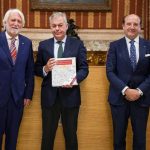 El alcalde presenta el libro sobre la Real Academia de Medicina de Sevilla,"la institución médica más antigua del mundo"