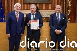 El alcalde presenta el libro sobre la Real Academia de Medicina de Sevilla,"la institución médica más antigua del mundo"