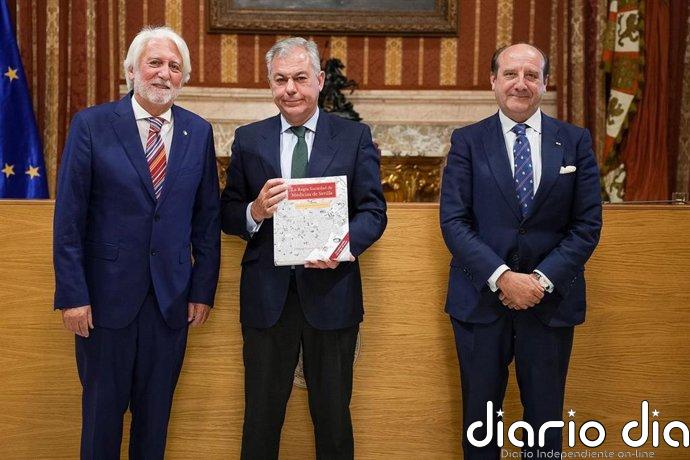 El alcalde presenta el libro sobre la Real Academia de Medicina de Sevilla,"la institución médica más antigua del mundo"