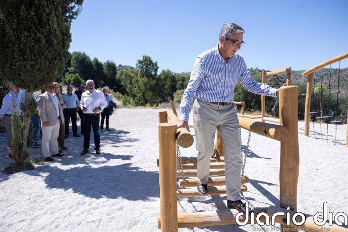 El área recreativa de La Viñuela (Málaga) estrena nuevo mobiliario y equipamiento y más zonas verdes