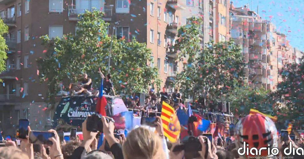 El Barça celebra la Liga junto a miles de personas
