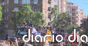 El Barça celebra la Liga junto a miles de personas