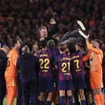 El Barça festeja alegre y comedido la segunda Liga de un Flick protagonista