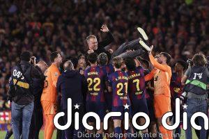 El Barça festeja alegre y comedido la segunda Liga de un Flick protagonista