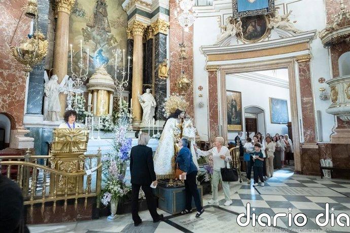 El Besamanos a la Virgen alcanza un récord histórico de participación tras el paso de 34.000 fieles