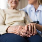 El cerebro hace un mayor esfuerzo para mantener el equilibrio con la edad, según un estudio