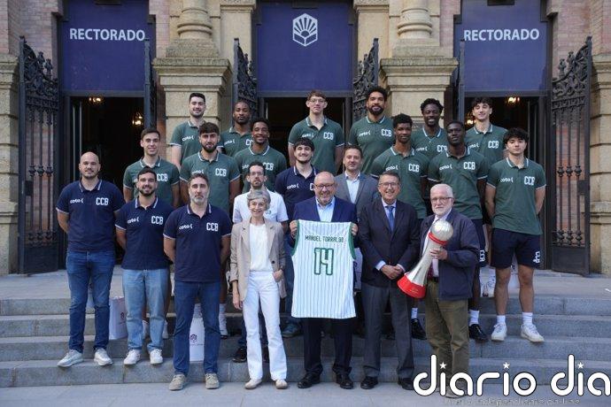 El Coto Córdoba Club de Baloncesto visita la UCO con motivo de su ascenso a primera FEB