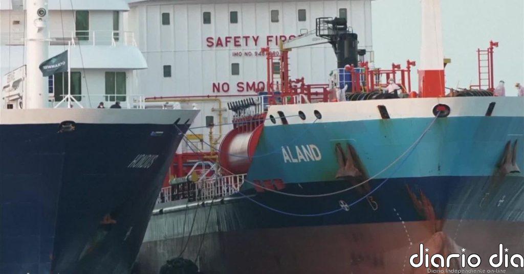 El crucero MV Hondius realiza las maniobras de repostaje en el puerto de Granadilla