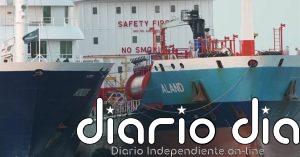 El crucero MV Hondius realiza las maniobras de repostaje en el puerto de Granadilla