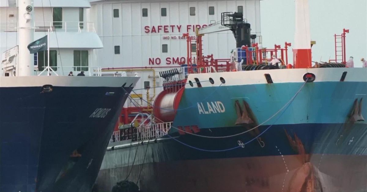 el-crucero-mv-hondius-realiza-las-maniobras-de-repostaje-en-el-puerto-de-granadilla.jpg