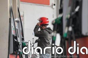 El diésel vuelve a repuntar, pero se mantiene por debajo de los 1,7 euros, y la gasolina suma su cuarta subida