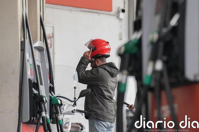 El diésel vuelve a repuntar, pero se mantiene por debajo de los 1,7 euros, y la gasolina suma su cuarta subida