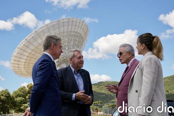 El embajador de EEUU felicita al equipo de la NASA en Robledo de Chavela (Madrid) por su papel "fundamental" en Artemis