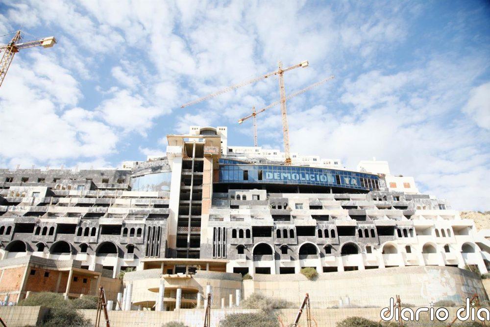 El Gobierno pide a la Junta convocar la comisión mixta para abordar la demolición del Algarrobico