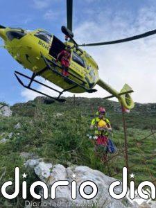 El helicóptero del SEPA evacúa a un hombre herido tras sufrir una caída en la Sierra del Cuera