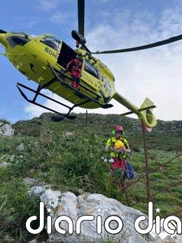 El helicóptero del SEPA evacúa a un hombre herido tras sufrir una caída en la Sierra del Cuera