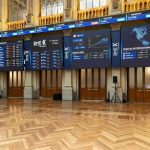 El Ibex 35 cae un 0,3% en la apertura pero mantiene los 18.300 puntos, con el petróleo en 97 dólares