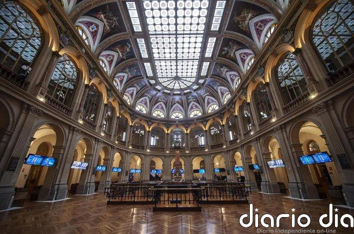 El Ibex 35 remonta un 1,27% y roza los 17.600 puntos, pendiente de los resultados y de Oriente Próximo
