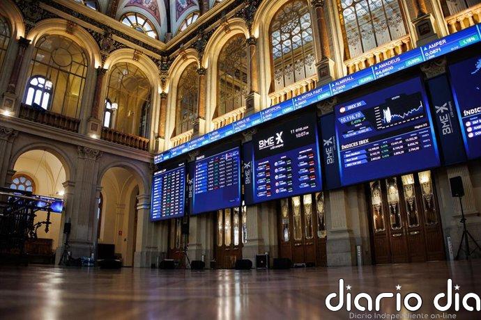 El Ibex 35 se deja un 0,5% en la media sesión y pierde los 17.600 puntos, con el crudo en 110 dólares