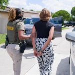 El ICE detiene a la hermana de la directora del conglomerado militar cubano GAESA y le revoca su residencia